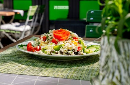 Auf diesem Bild ist ein Salat dargestellt, da wir gesund und nahrhafte Gerichte zubereiten.